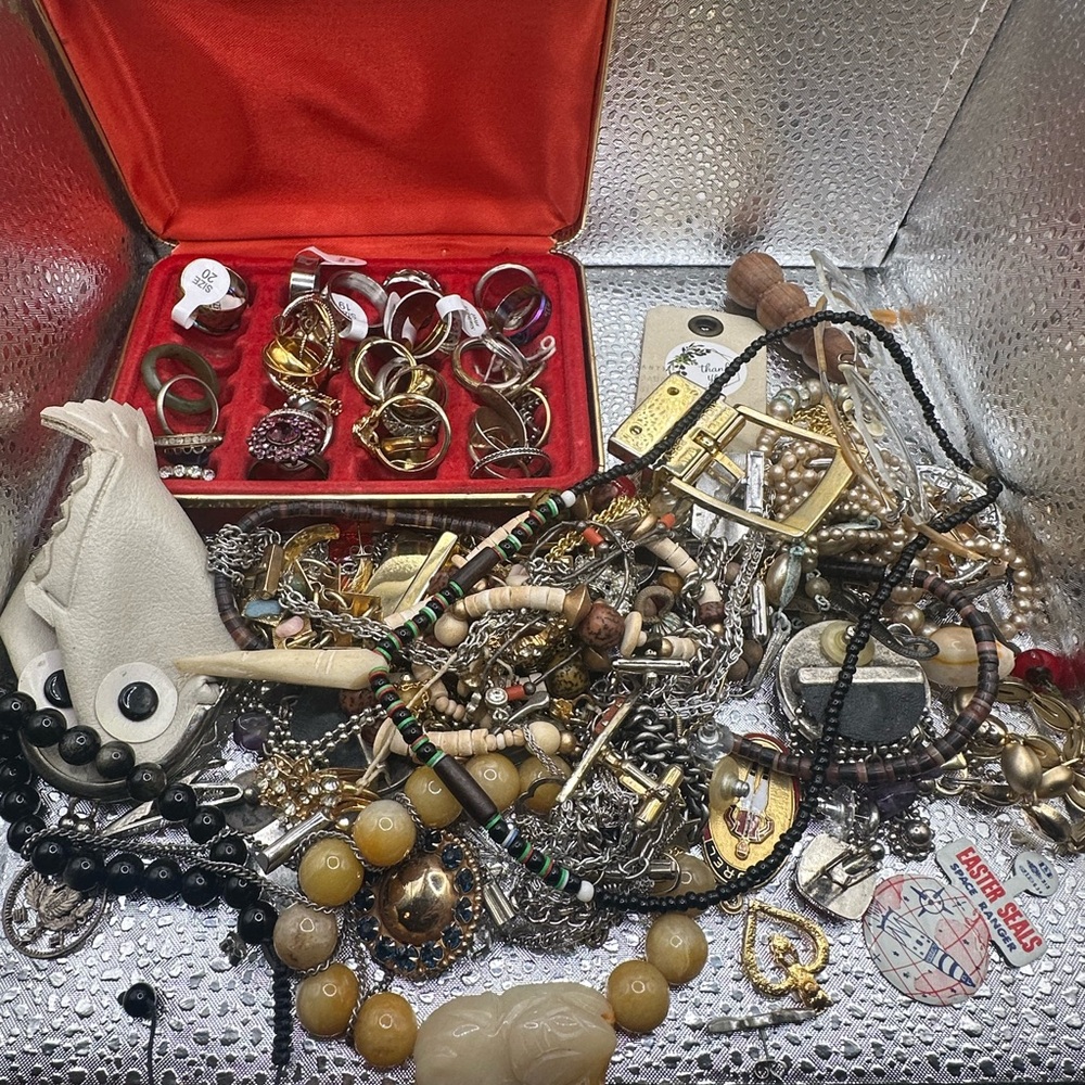 Mixed Vintage Costume Jewelry Lot - Gold & Black Accents Unsorted/For Repair/Art